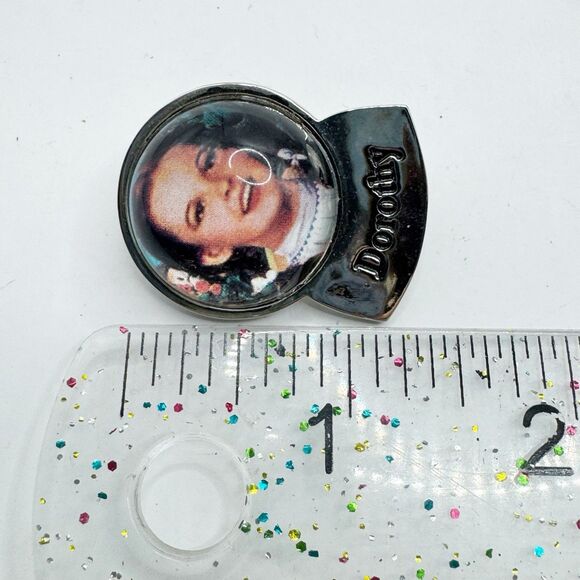 Vintage 1999 Wizard of Oz Dorothy 3D Glass Top Crystal Ball Silver Tone Pin - Picture 3 of 5